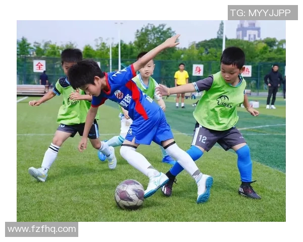 足球明星与粉丝同场竞技激情四溢共享绿茵场的快乐时光